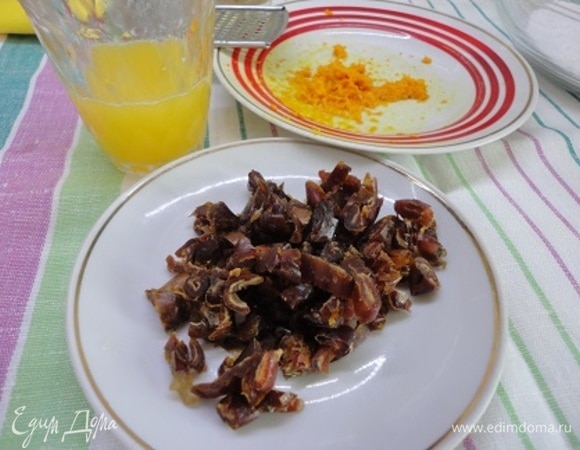 С апельсина снимите цедру и выжмите сок, финики нарежьте как можно мельче. Яйца взбейте со щепоткой соли. Включите духовку на разогрев до 200°C.