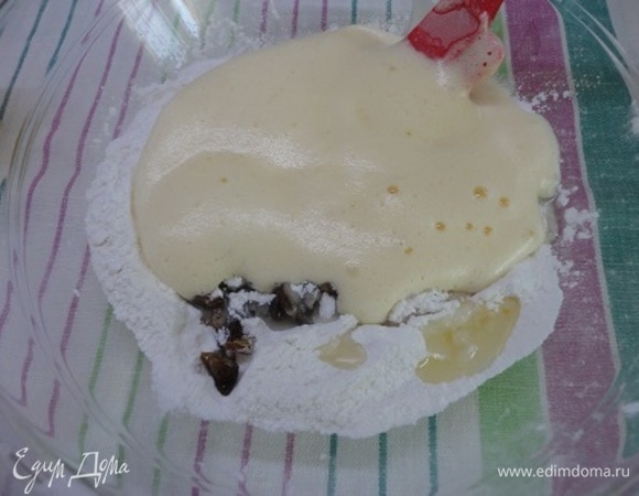 Смешайте муку с разрыхлителем и добавьте финики, цедру, влейте масло, взбитое яйцо и 4 ст. ложки апельсинового сока.