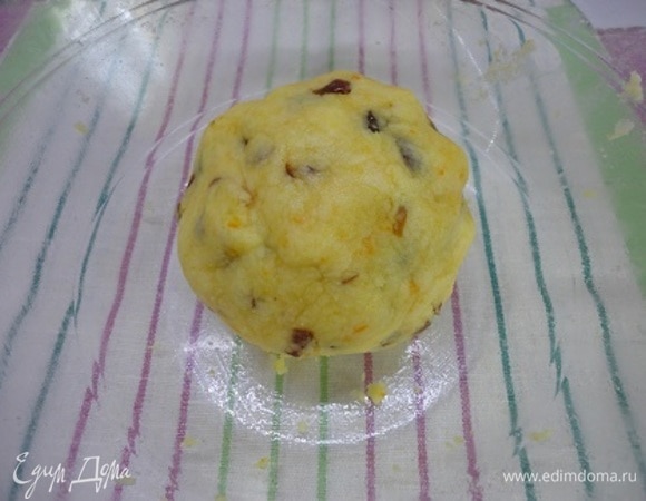 Замесите тесто, соберите в шар и оставьте при комнатной температуре на несколько минут. Приготовьте противень, застелите его пекарской бумагой.