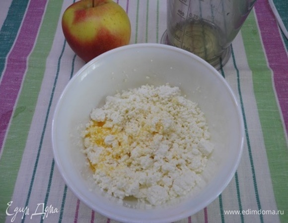 Желток отделяем от белка и добавляем к творогу.