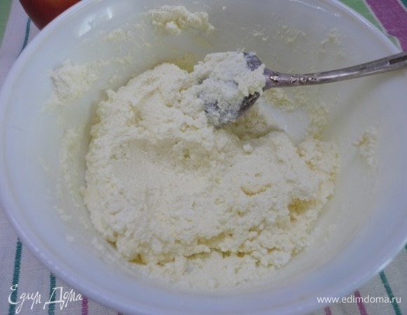 Пробиваем погружным блендером, чтобы структура творога была еще нежнее.