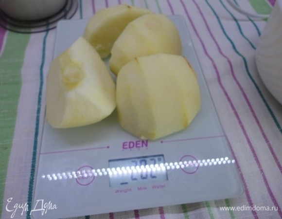 Очистите сладкое яблоко от кожуры и сердцевины (должно получиться 200 г чистого веса), натрите на терке.