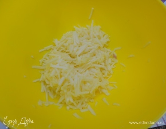 Натрите на терке и быстро смешайте с творогом, чтобы оно не потемнело.