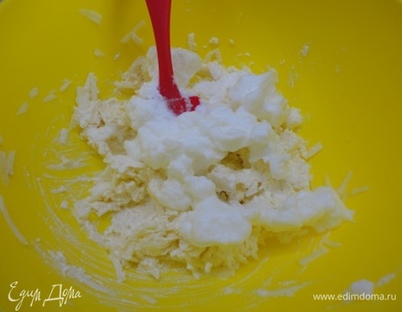 Взбитый в крепкую пену белок добавьте к основной массе, осторожно перемешайте и выложите в формочки, смазанные растительным маслом.