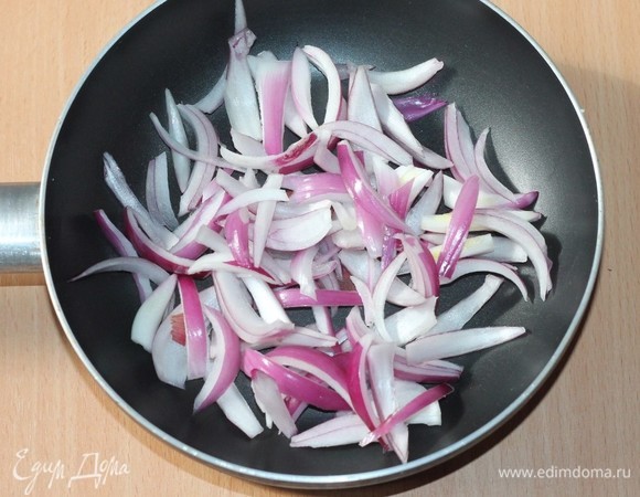 Приготовим овощи, моем, очищаем от шкурки. Красный лук режем и обжариваем до прозрачности на растительном масле.