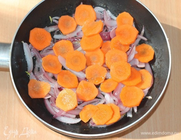 Добавляем тонко нарезанную кружочками морковь.