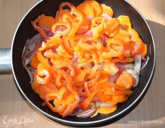 И соломкой сладкий перец. Обжариваем 1–2 минуты.