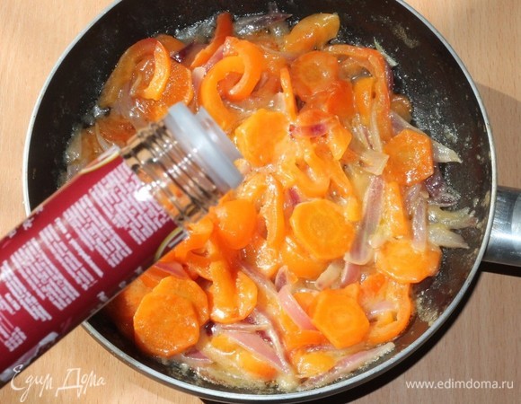 Добавляем к овощам винный уксус (или яблочный, или сок лимона ), 2 ст. л. воды (слитой от сваренной чечевицы), солим, перчим и тушим до мягкости овощей. К приготовленным овощам добавляем чечевицу и перемешиваем.