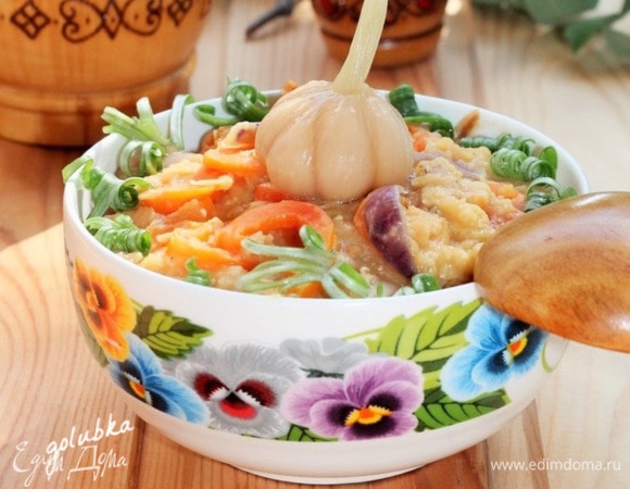 Перекладываем чечевицу с овощами в теплое блюдо для салата, посыпаем зеленью и подаем. Подавать блюдо не горячим, но теплым, с листьями зеленого салата или молодым шпинатом. Приятного аппетита!