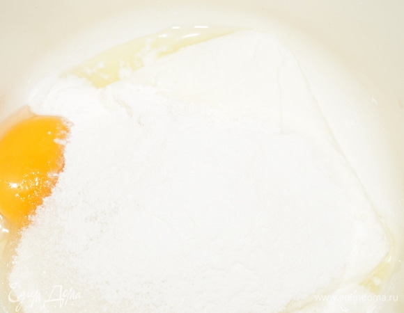 В чашу для теста выложите творог, сахар, яйцо, ванилин, разрыхлитель, сливочное масло нарежьте тонкими пластинками. Все смешайте до однородной творожной массы погружным блендером или лопаткой.