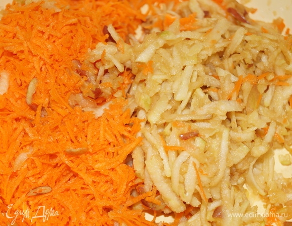 Яблоко натрите на крупной терке, морковь на мелкой.