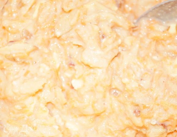 Добавьте фрукты к творожной массе и все тщательно перемешайте лопаткой.