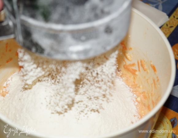 Отмерьте муку и просейте ее в чашу для теста к остальным ингредиентам, смешайте с творожной массой лопаткой. Мука берется пшеничная высшего сорта.