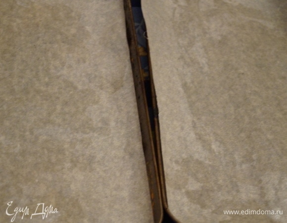 Противень застелите промасленной бумагой для выпечки.