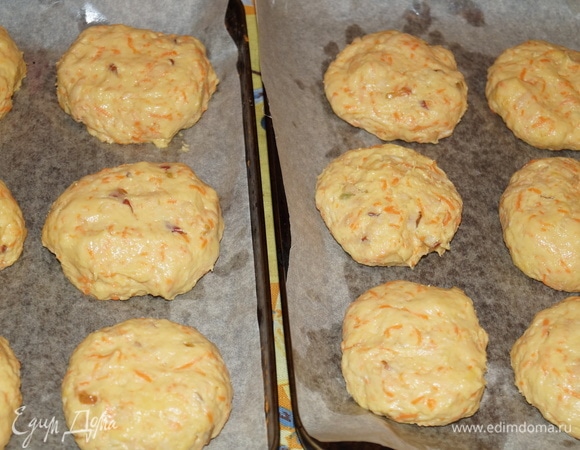 Тесто разделите сначала на две половины. Каждую половину разделите на шесть кусочков. Скатайте кусочки в шарики, шарики выложите на противень с бумагой и слегка приплюсните, превратив их в лепешки.
