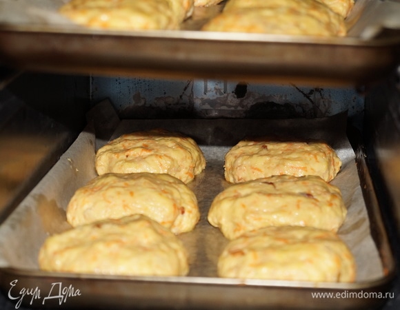 Противень с лепешками поставьте в разогретую духовку и выпекайте 20–30 минут при температуре 220°C до румяной корочки. У меня печка «Кедр», поэтому противней два. А у вас если печь большая, то все уместится на один большой противень.