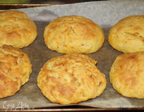 С противня печенья снимайте горячими, поддевая металлической, тонкой лопаткой или подрезая тонким ножом.