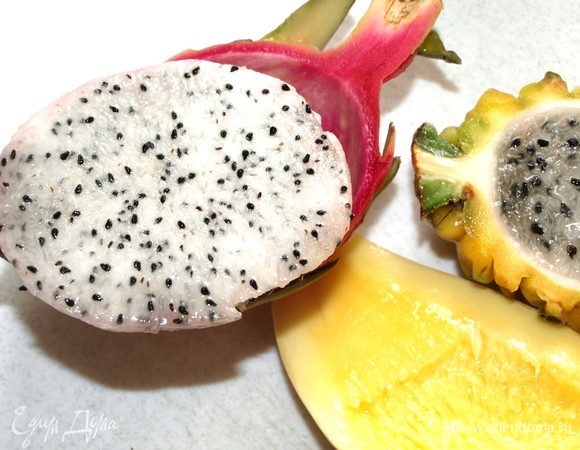 Питайя очень легко очищается. Достаточно разрезать на две части и поддеть ложкой мякоть. И просто снять кожуру с целого плода не составляет труда, кожура очень легко отделяется.