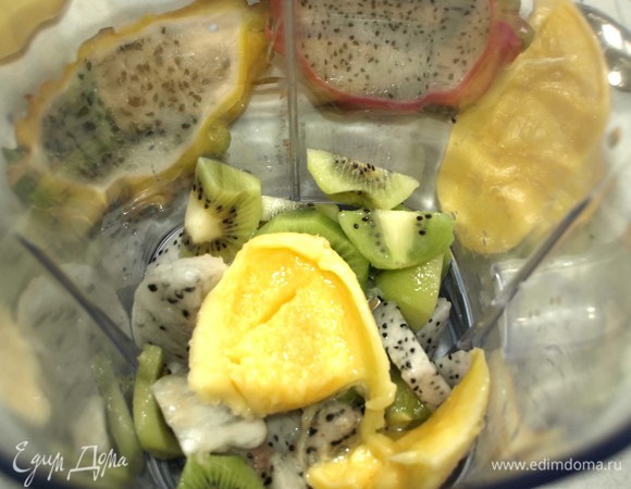 Очищаем все фрукты. Нарезаем кусочками и складываем в блендер.