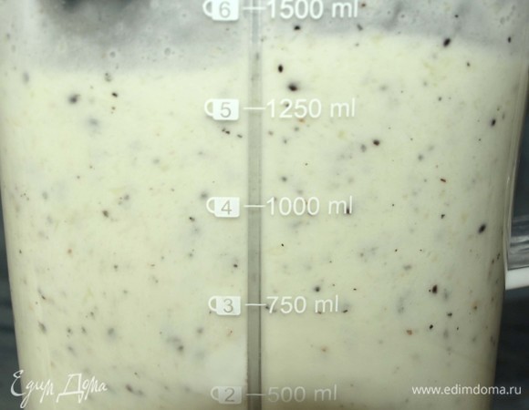 Добавляем кокосовое молоко, воду и взбиваем. Можно добавить по желанию любой подсластитель. Но я думаю, что это будет лишним