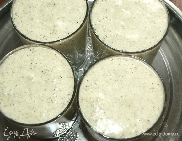 Разливаем по бокалам, стаканам, кружкам. Как удобно вам. Можно украсить листиками мяты и подаем.