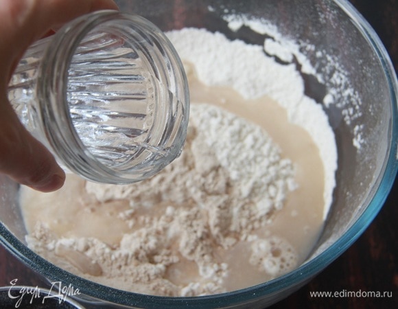 Соединить муку и воду. Вымешивать 3 минуты.