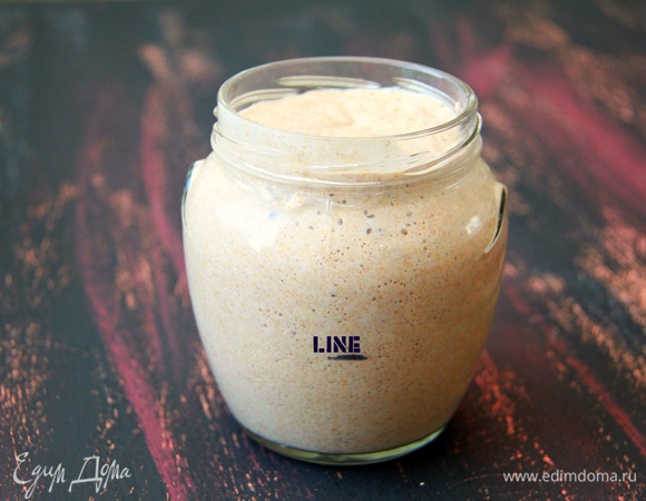 Начну издалека. Если у вас уже есть стартер (закваска 100% влажности), то освежить, оставить для роста на 6 часов. Отмерить 100 г. На фото видно сколько закваски было (линия на банке) и сколько стало через 6 часов. Если закваски нет, то базовый рецепт здесь: https://www.edimdoma.ru/retsepty/55575-starter-hlebnaya-zakvaska Сейчас готовлю закваску из пропорции 1:1 (равные части ц\з пшеничной муки и воды).