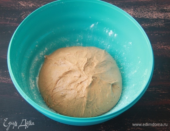 Получилось мягкое тесто. Сложить тесто конвертом, оставить. Через 1–2 часа повторить складывание, пеленание.