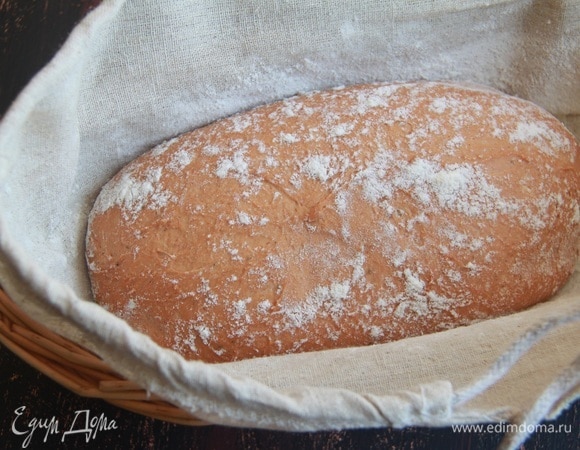 Заготовку выложить в расстоечную корзину, выстеленную тканью (в ткань втереть муку), прикрыть полотенцем. Убрать на холодную расстойку в холодильник на 12 часов.
