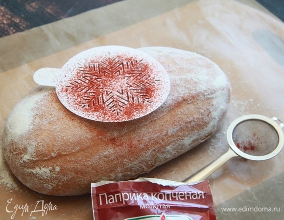 Натереть заготовку смесью муки и паприки или сделать узор с помощью трафарета.