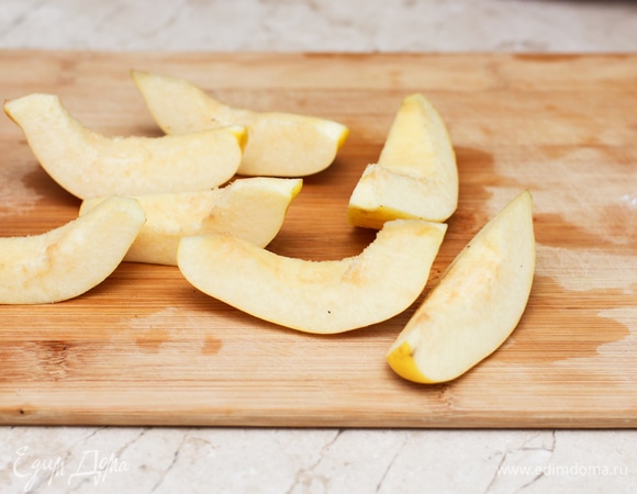 Можете разделить дольки еще на несколько частей по вашему вкусу. Но советую не измельчать плоды слишком сильно. Промойте дольки еще раз. Работайте быстро, чтобы фрукты не успевали темнеть.