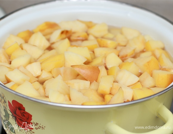 На этой фотографии я подготовила целую кастрюлю айвы. Если вы хотите сварить много компота, но у вас нет столько фруктов, то можете добавить в компот также яблоки или груши, они отлично сочетаются с айвой. Залейте фрукты водой, добавьте сахар. По желанию можете опустить в компот несколько долек лимона или 1 ст. л. лимонного сока. Варите компот до мягкости фруктов. После готовности дайте компоту полностью остыть. Попробуйте компот на вкус, подкорректируйте количество сахара по вашему вкусу. Если слишком сладко, добавьте кипяченной воды, если сладости на ваш вкус маловато, добавьте мед или сахар.