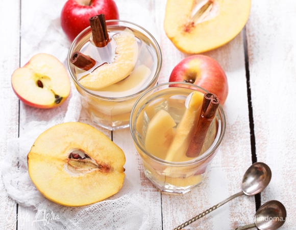 При подаче опустите в айву палочку корицы (можно без корицы). Айвовый компот с корицей — это невероятно ароматный и полезный напиток.