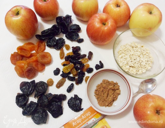 Для приготовления основы тщательно вымыть сухофрукты и просушить их на бумажных полотенцах, чтобы удалить лишнюю влагу.