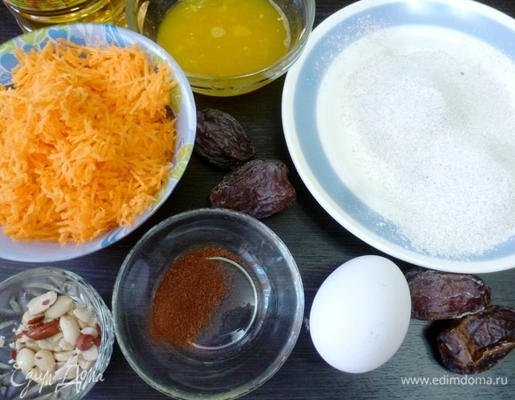 Подготовить ингредиенты для печенья. Муку ржаную и овсяную просеять. Большую морковь натереть на мелкой терке. Чтобы печенье получилось вкусным, возьмите сладкую морковку.