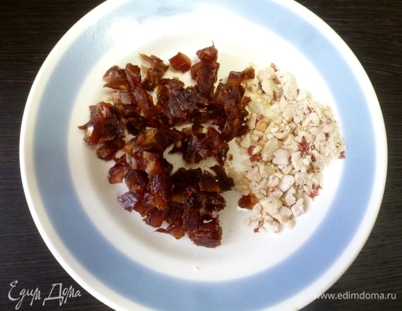 Финики освободить от косточки и мелко нарезать. Арахис подсушить в микроволновке, счистить коричневую шкурку и измельчить.