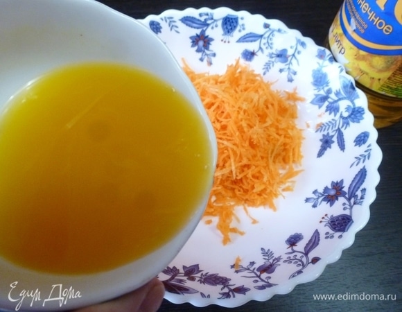 Из апельсина выжать сок. Смешать натертую морковь с апельсиновым соком и растительным маслом.