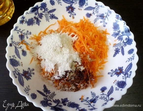 Добавить муку, корицу, щепотку соли. Вбить яйцо. Тщательно перемешать.