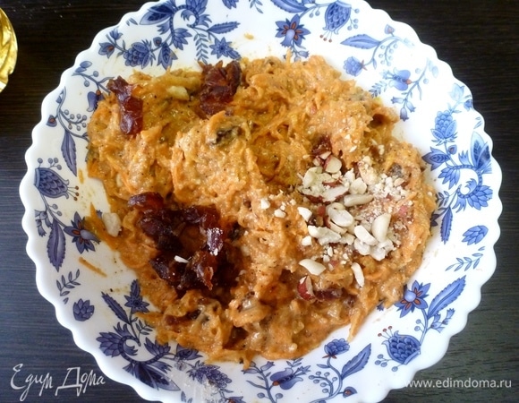 В последнюю очередь положить финики и арахис.