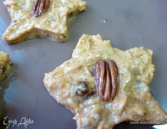 Выкладывать печенье на силиконовый коврик или бумагу для выпечки. Положить сверху на печенье орех пекан. Разогреть духовку до 180–190°C. Выпекать печенье 30–40 минут, время зависит от размера печенья и характеристик духовки.