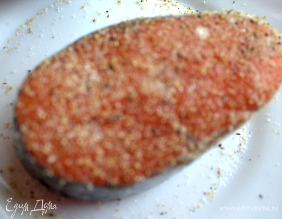 Обваляем в морской соли и смеси перца, паприки, кориандра, чеснока.