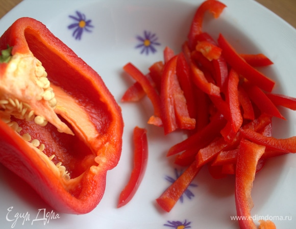 Теперь салат-гарнир. Перец нарезать соломкой.