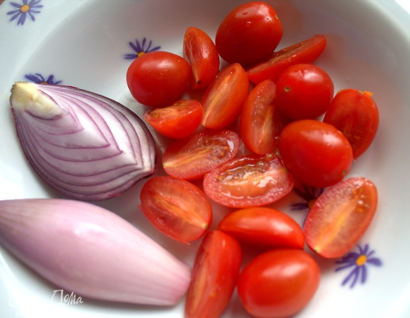 Подготовить два вида лука и половинки черри.