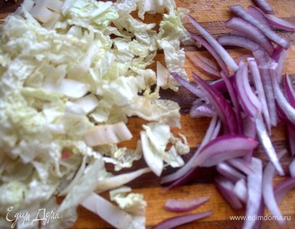 Нашинковать пекинку — 1 горсть.