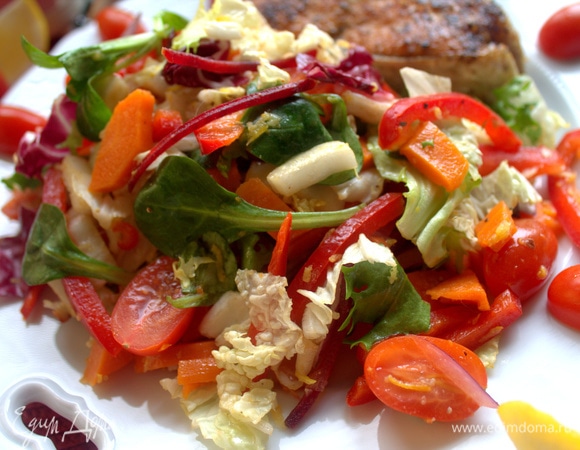 Перенести в тарелку, сбрызнуть оливковым маслом. Удобно это сделать с насадкой-распылителем.