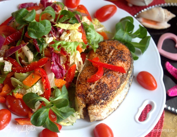 Рядом рыбка.