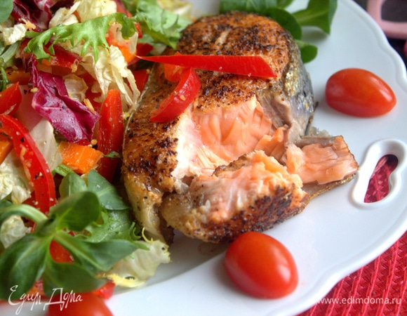 Рыба не пережарена, внутри сочная.