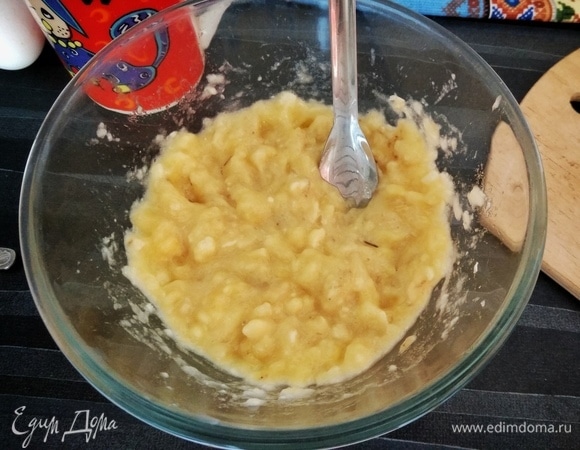 Бананы пюрировать блендером, вилкой или мялкой для картошки. Пока отложить в сторону.