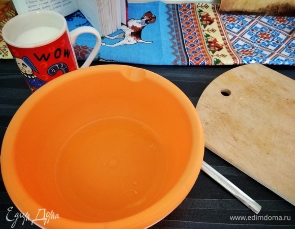 Взять яйца. Я беру довольно мелкие, можно использовать вместо трех два отборных. Отделить белки от желтков и отставить белки в сторону.