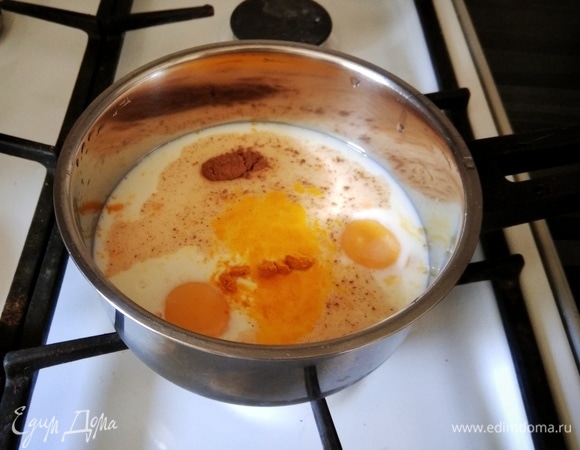 К желткам добавить корицу, ваниль и куркуму. Оставить в стакане немного молока, остальное — к желткам. В оставшемся размешать кукурузный крахмал, чтобы не было комочков, и добавить в смесь. Поставить на маленький огонь.